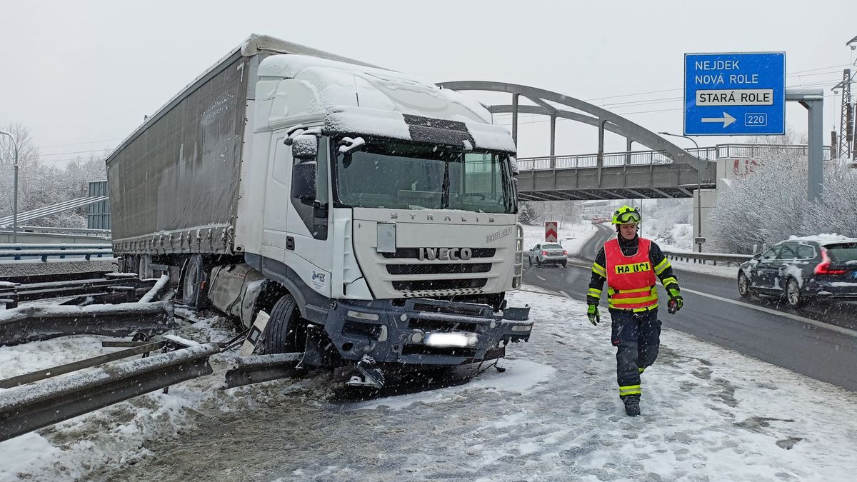 Řidiče trápí ledovka, havarovaný kamion zavřel průtah Karlovými Vary